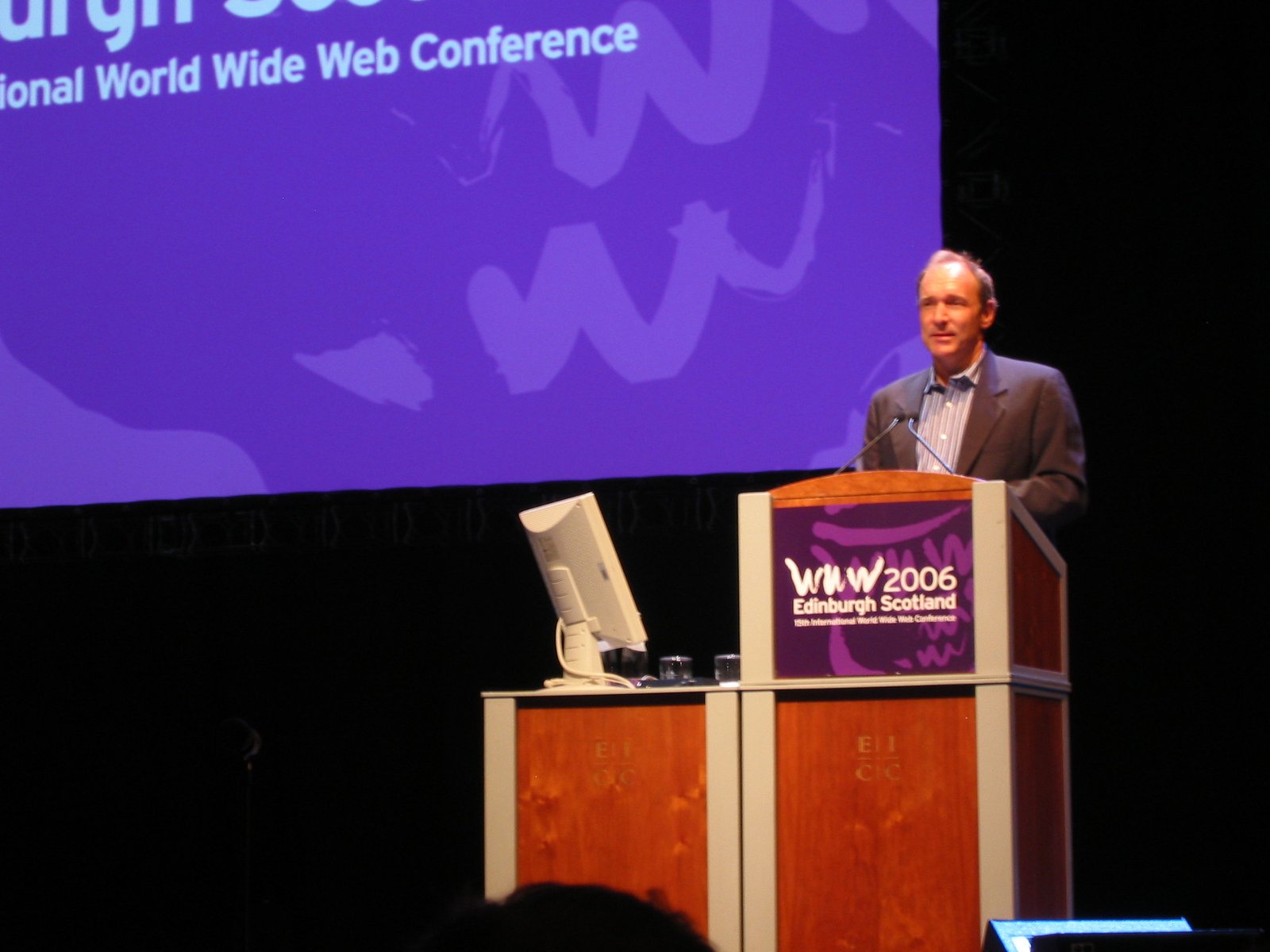 10 Razones por las que una página web va a catapultar tu negocio 4 Tim Berners Lee en una conferencia internacional de la World Wide Web